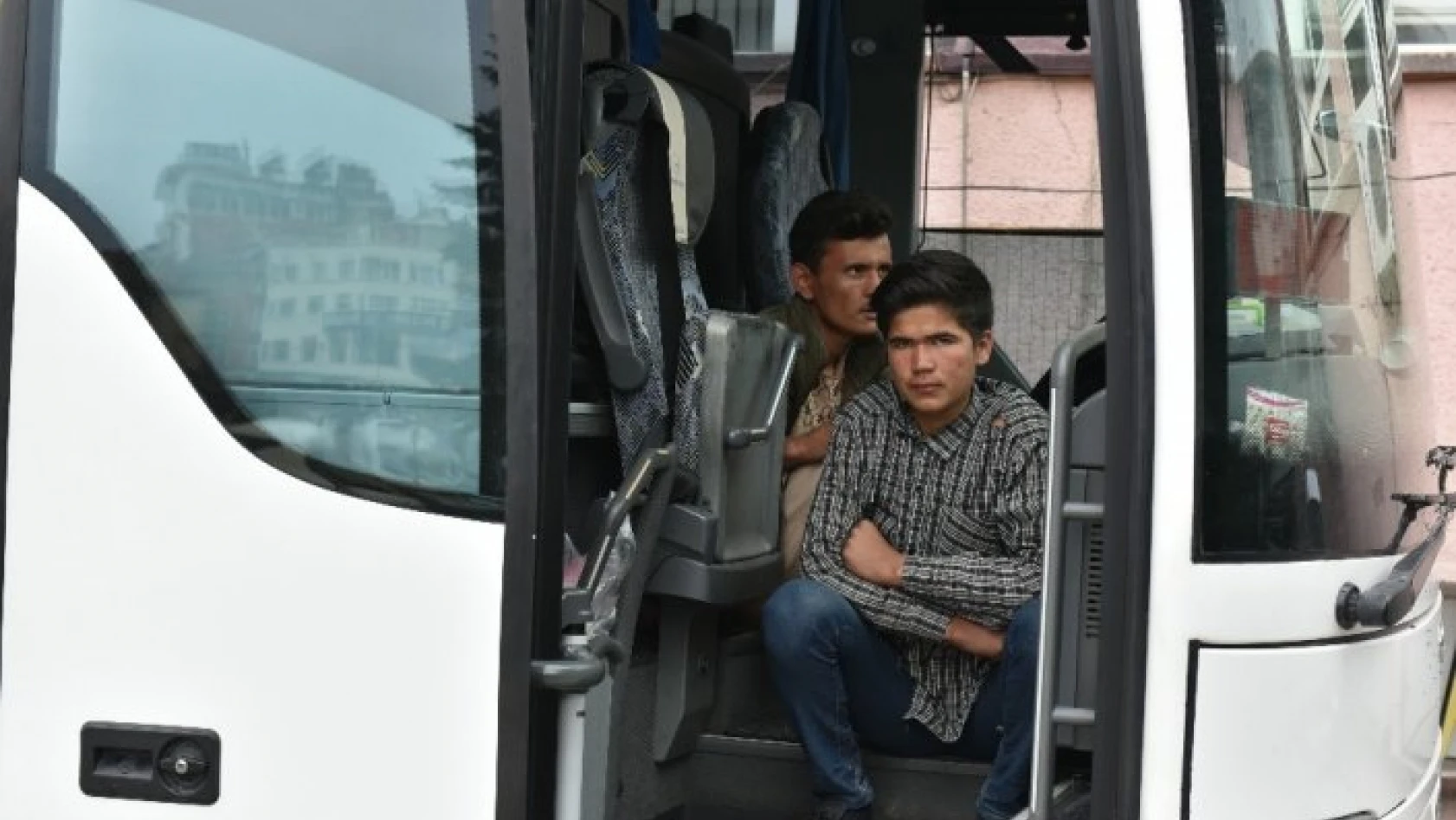 Tosya'da yolcu bileti kesilen 50 kaçak göçmen yakaladı