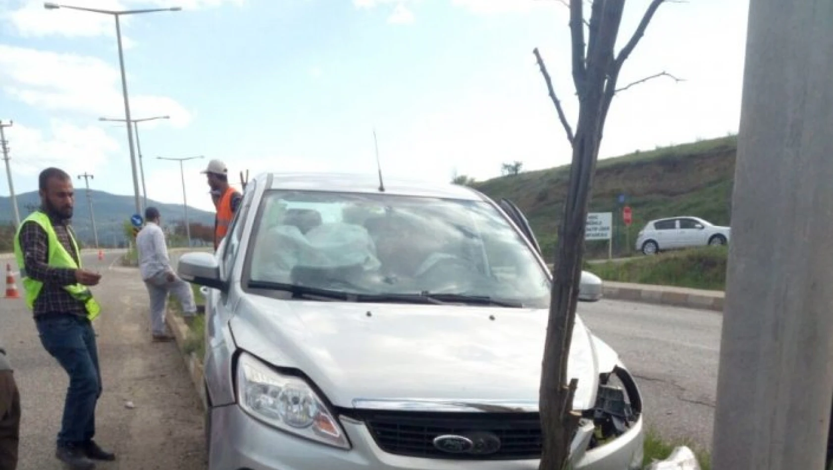 Yoldan çıkan otomobil refüjde ağaca çaptı: 4 yaralı