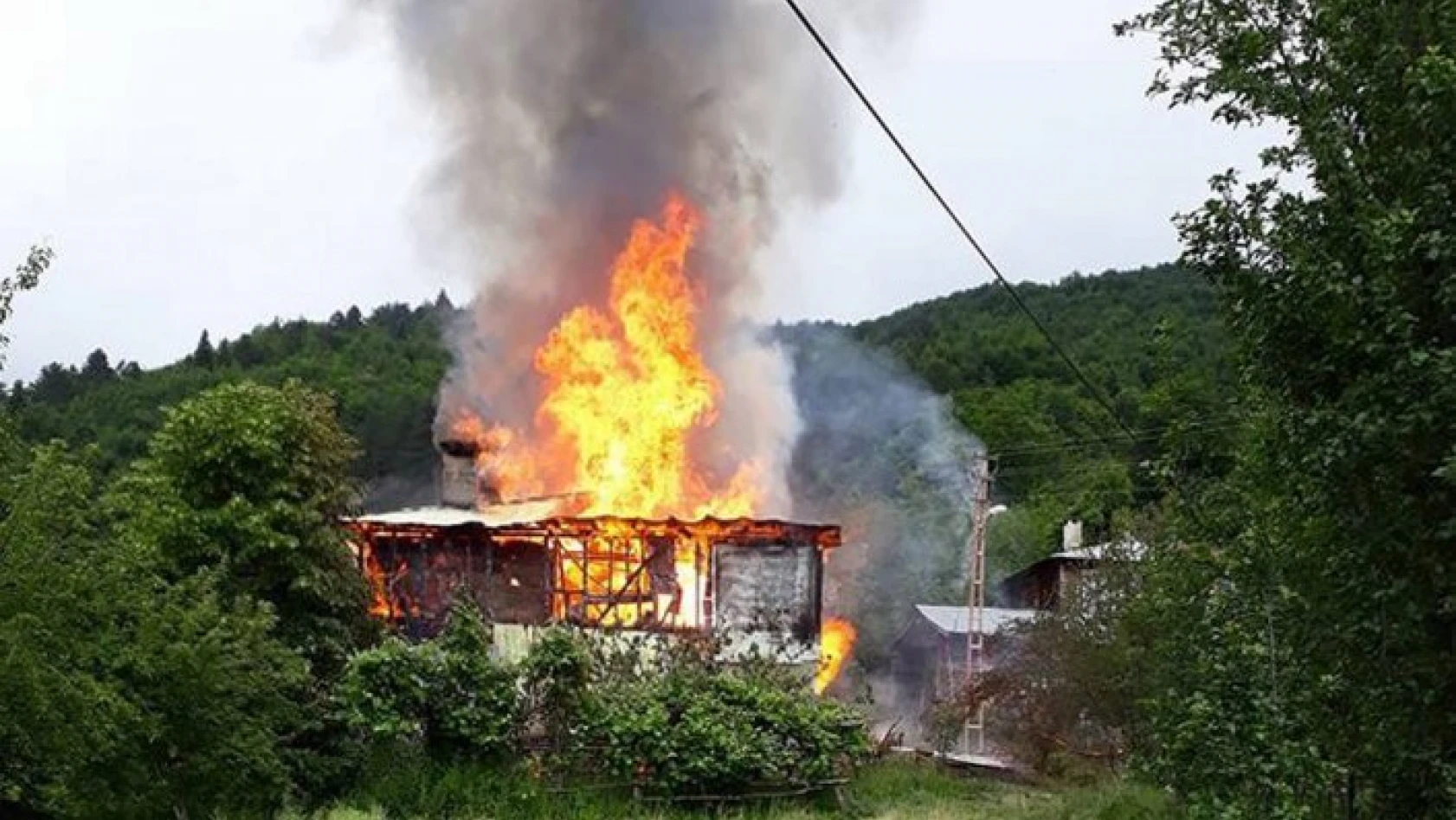Kastamonu'da yangın: 2 katlı ahşap ev küle döndü 
