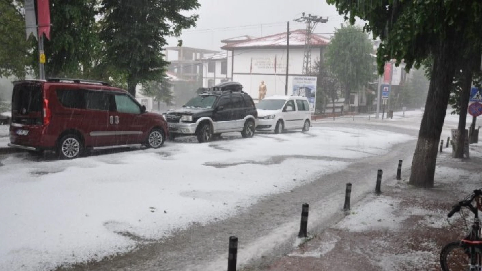 Kastamonu'ya 15 dakika süren dolu yağışı kenti beyaza bürüdü