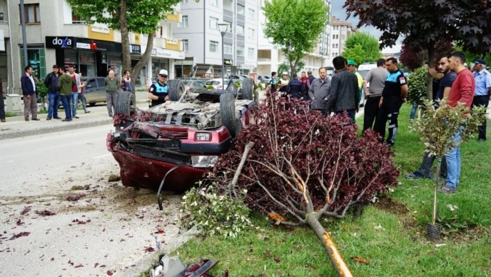 Otomobil refüjde ağaçlara çarparak takla attı: 1 yaralı