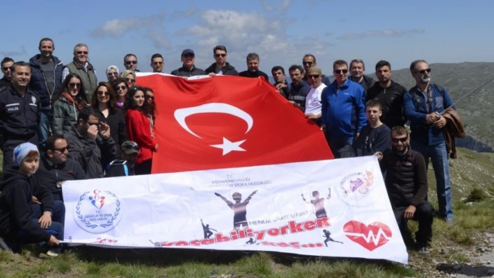 Yaralıgöz Dağı'nın zirvesinde Türk bayrağı dalgalandırdılar