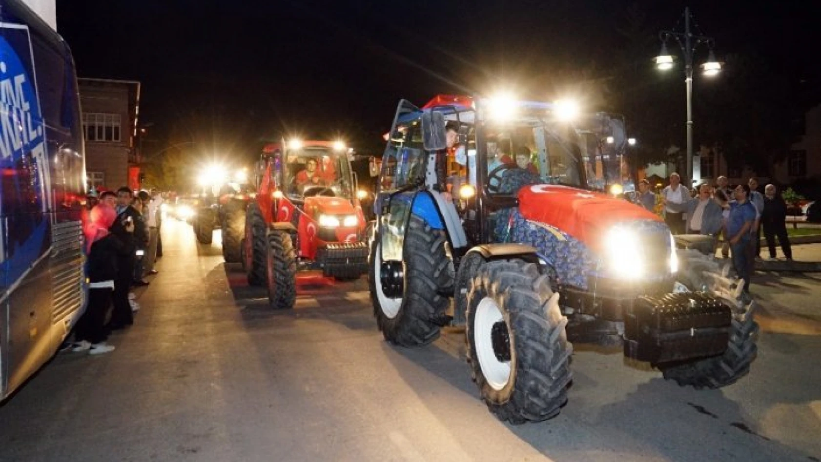 Cumhurbaşkanı Erdoğan'ın zaferini traktörlerle konvoy yaparak kutladılar