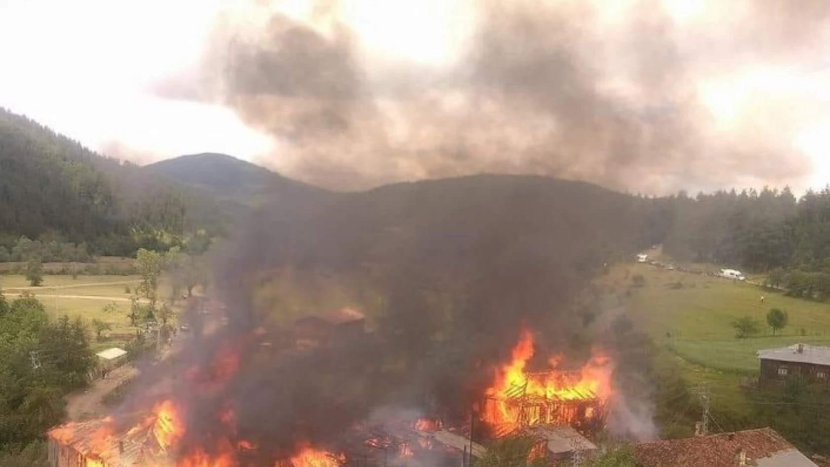 Kastamonu'da çıkan yangında 3 ev, 3 kuruluk, 3 ahır, 2 ambar yandı