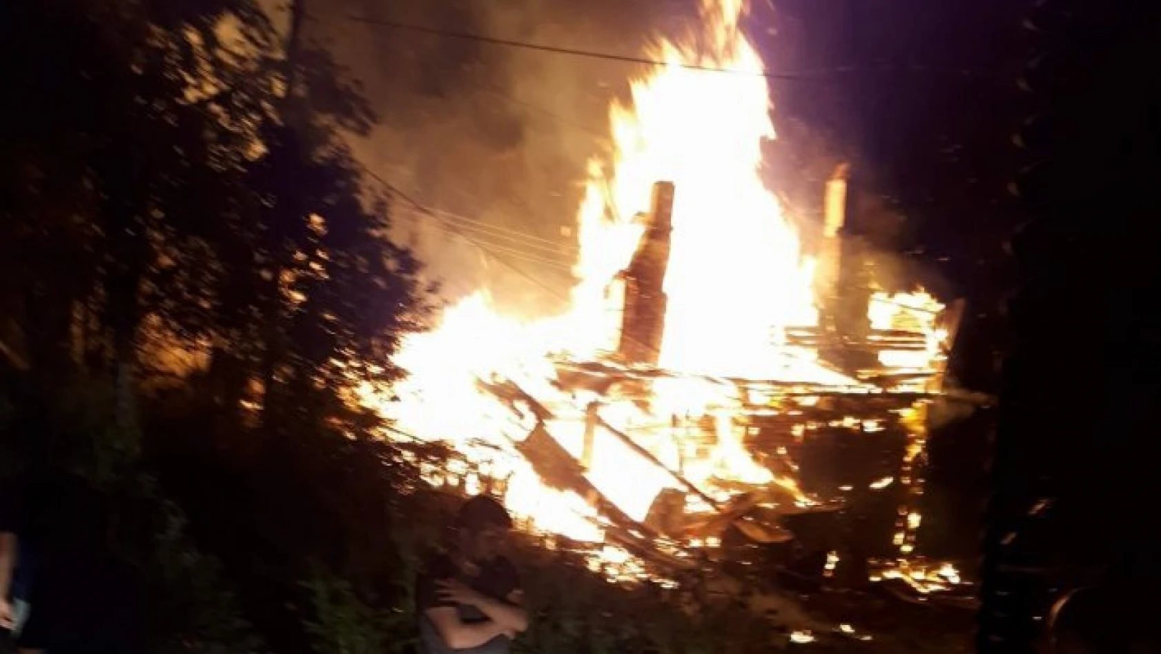 Kastamonu'da iki katlı ahşap bina yangında küle döndü 
