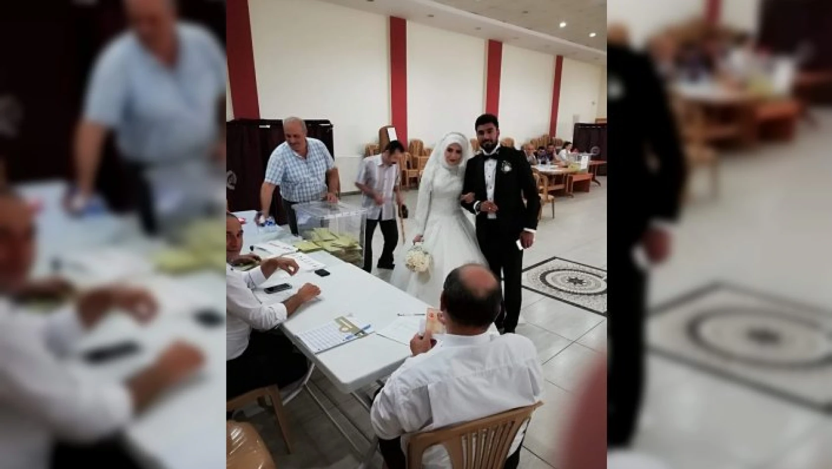 Tosya'da yeni evli çift gelinlik ve damatlıkla oy kullandı