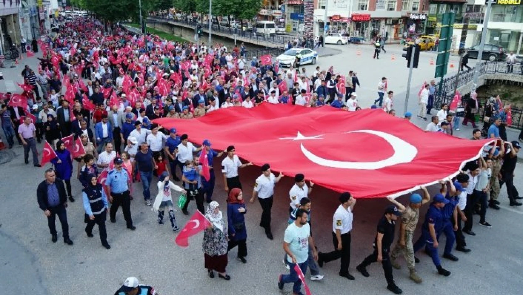 Asker, polis ve vatandaş el ele Türk bayrağını taşıdı