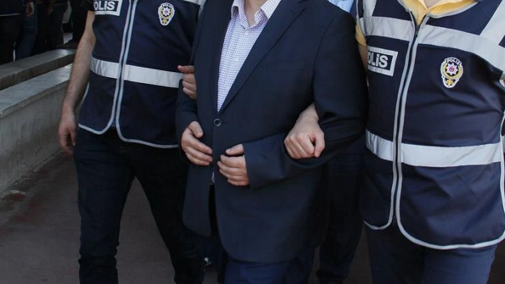 İzmir merkezli FETÖ operasyonları: 35 gözaltı