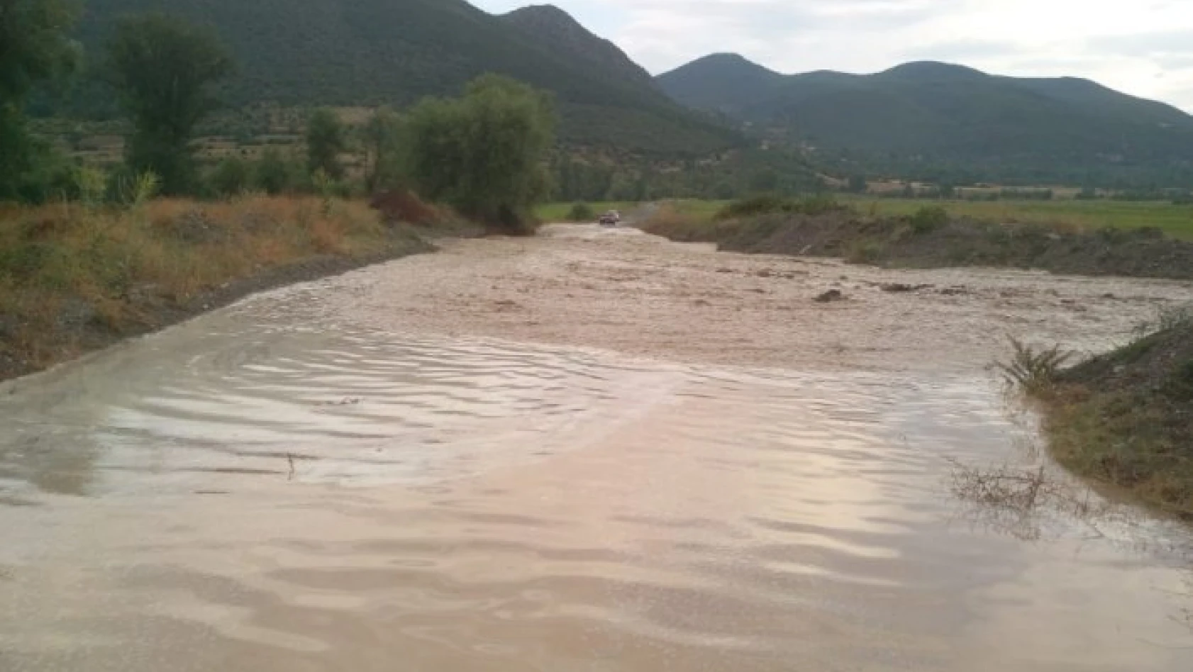 Tosya'da şiddetli yağmur sonrası köy yolları kapandı