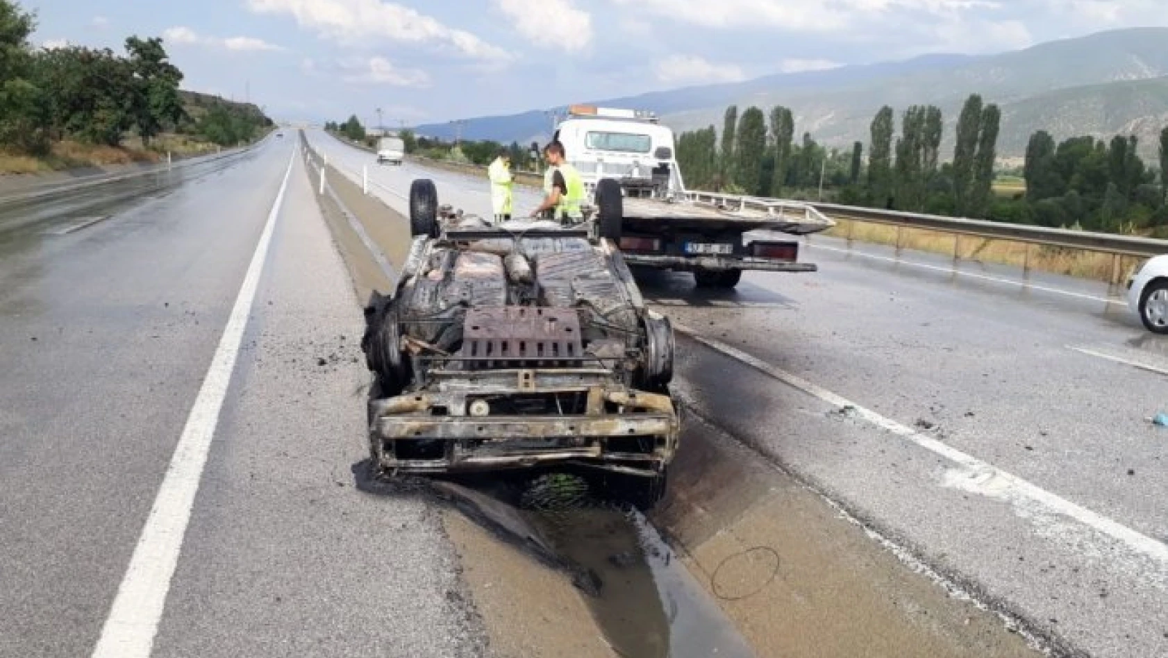 Tosya'da yaşlı çiftin otomobili alev alev yandı