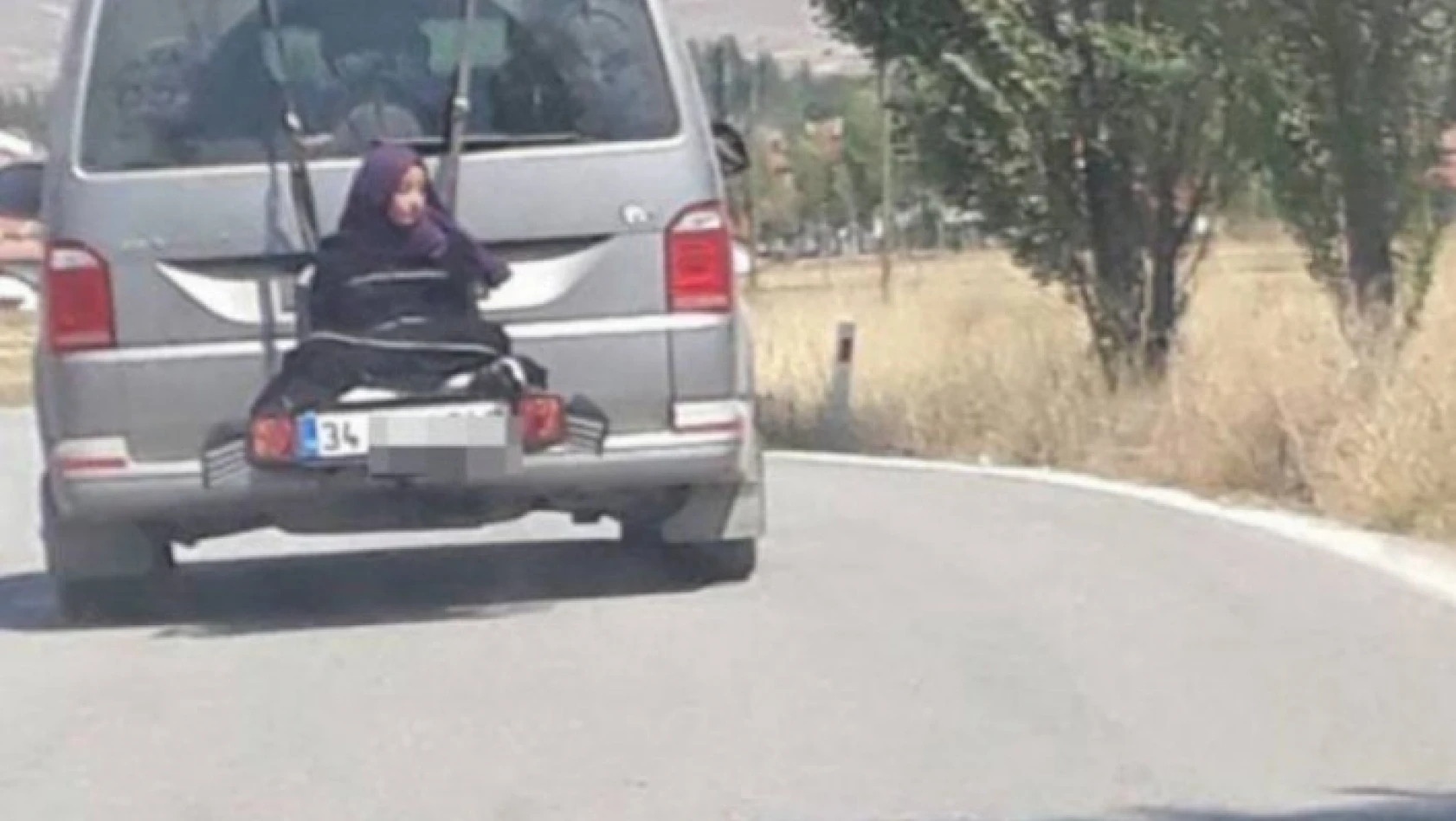 Çocuğunu aracının arkasına bağlayan baba gözaltına alındı