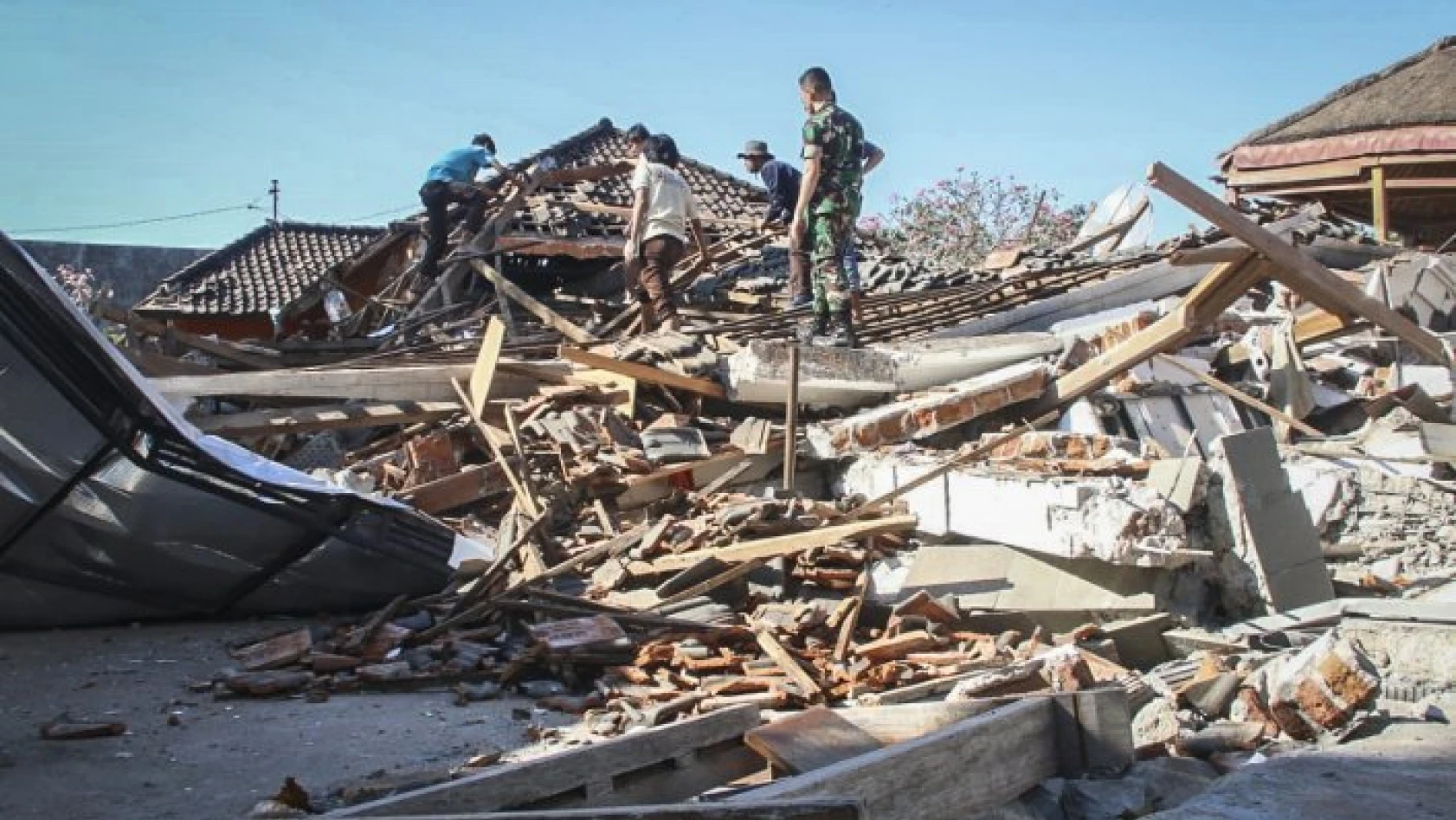 Endonezya'daki deprem bilançosu artıyor: 98 ölü