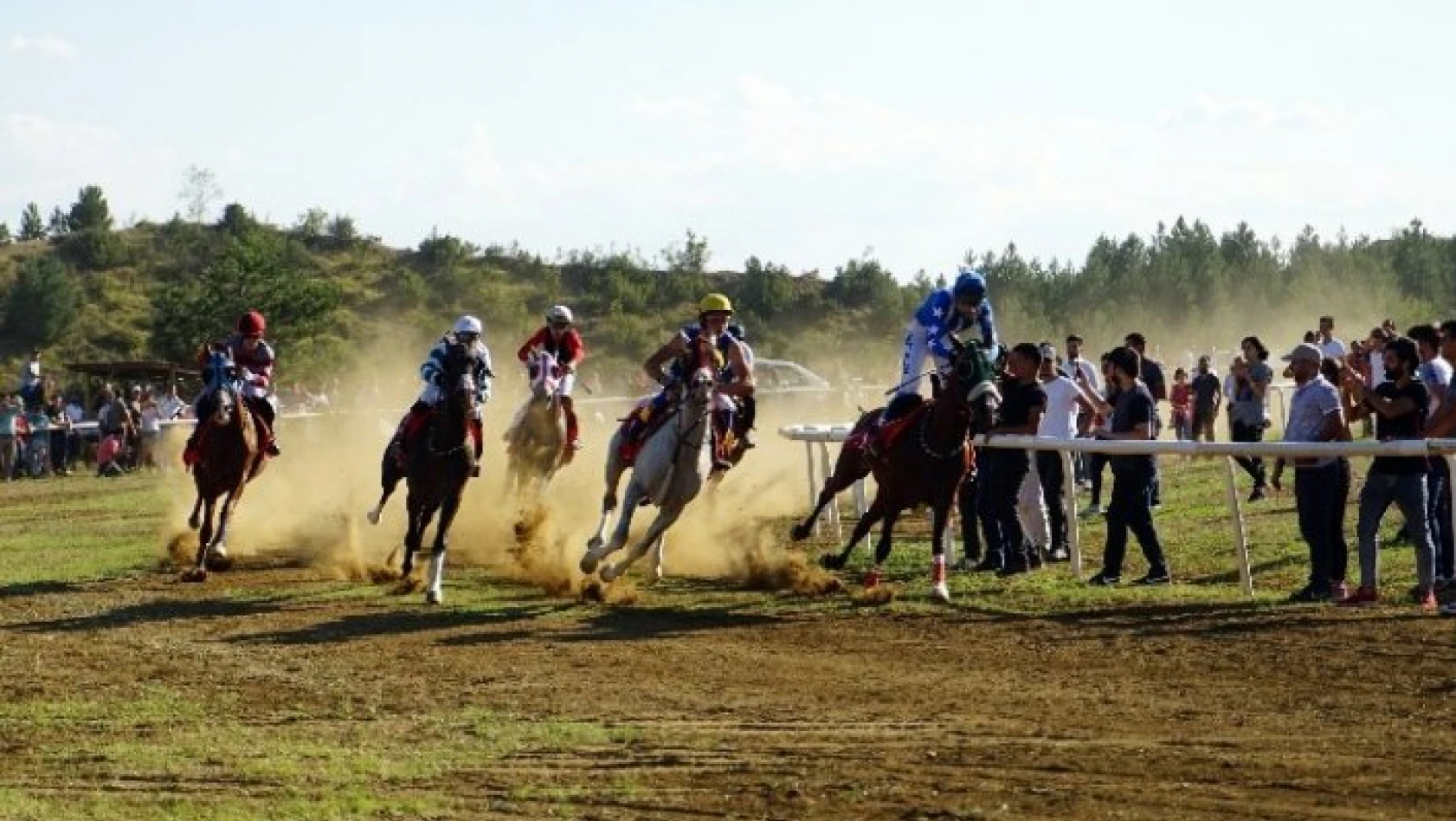 Taşköprü'de düzenlenen at yarışları nefesleri kesti