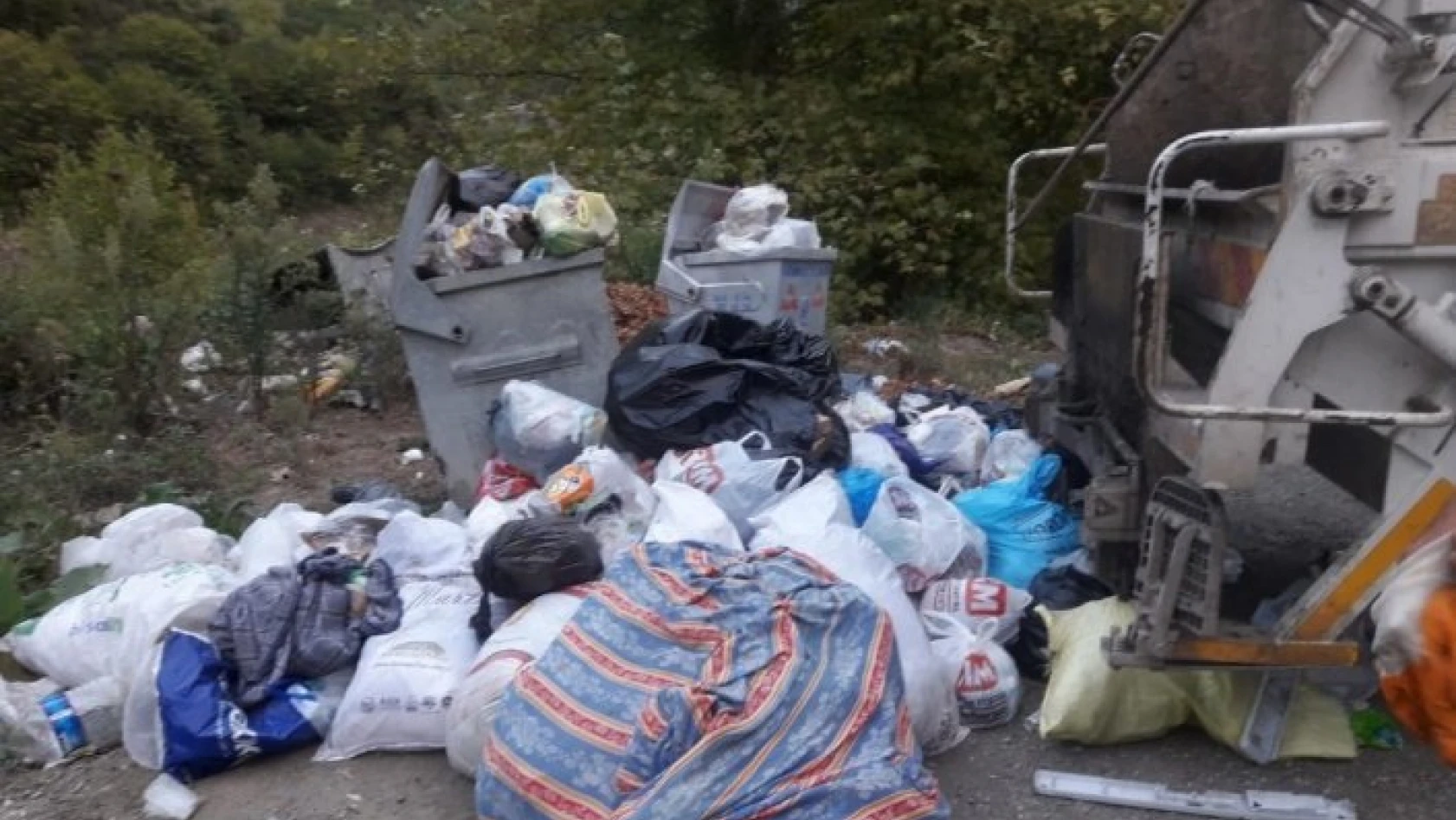 Tatilcilerin bıraktığı çöpler, Özel İdare ekiplerince toplanıyor