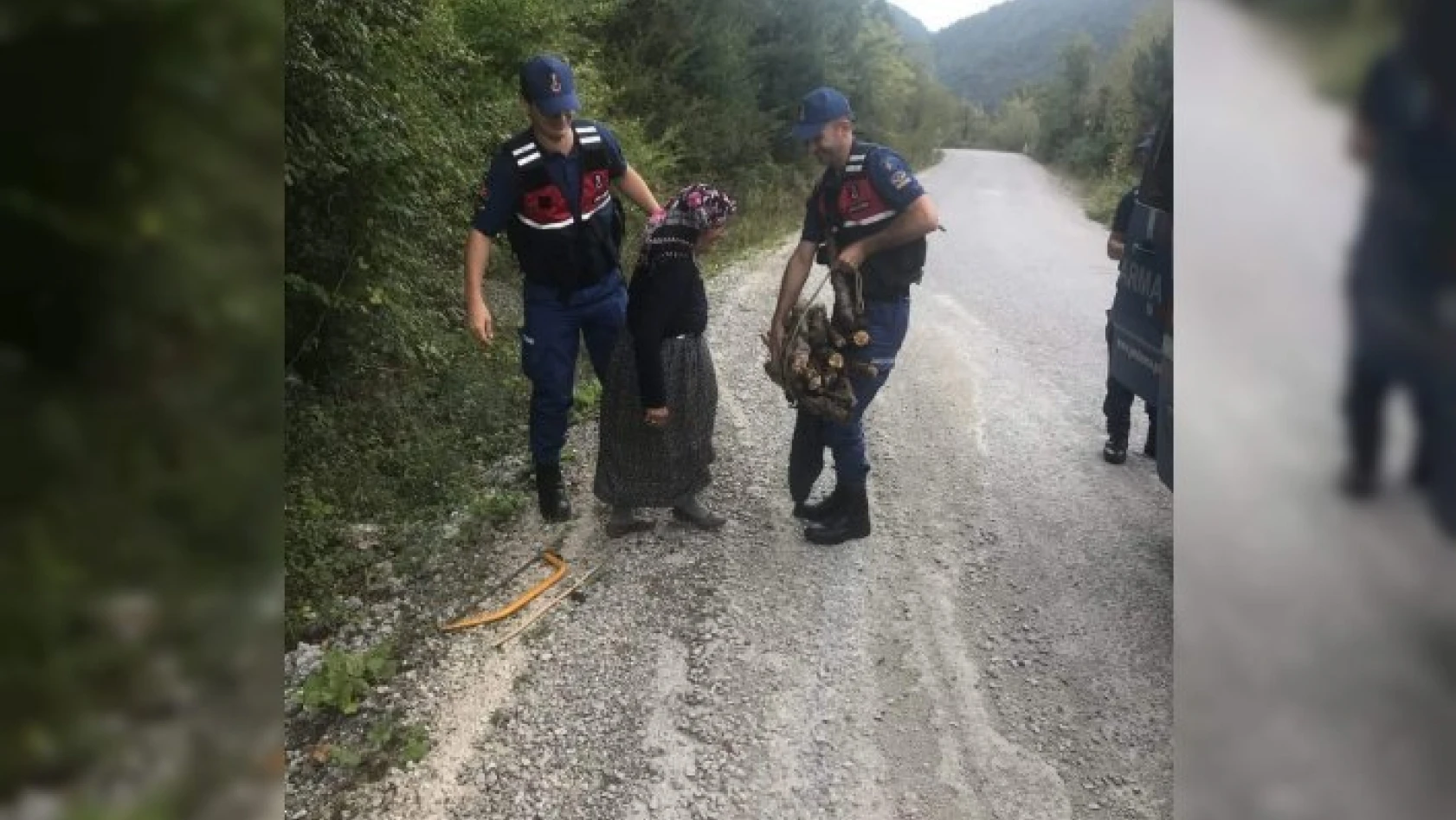 Jandarma, sırtında odun taşıyan yaşlı kadına yardım etti