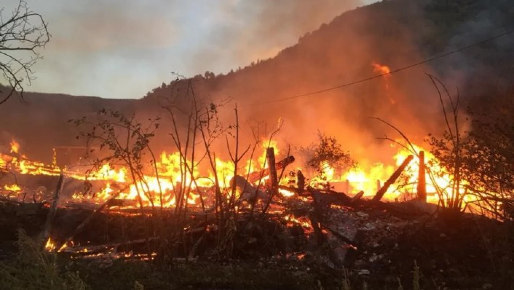 Kastamonu'da yangın: 8 ev kullanılamaz hale geldi