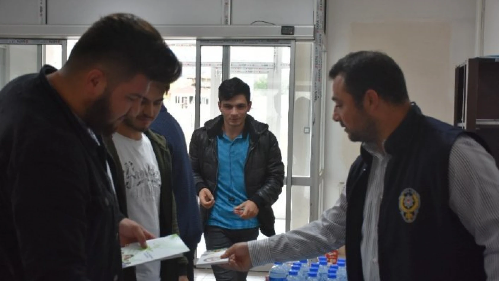 Tosya'da Emniyet Müdürlüğü ekipleri öğrencilere broşür dağıttı