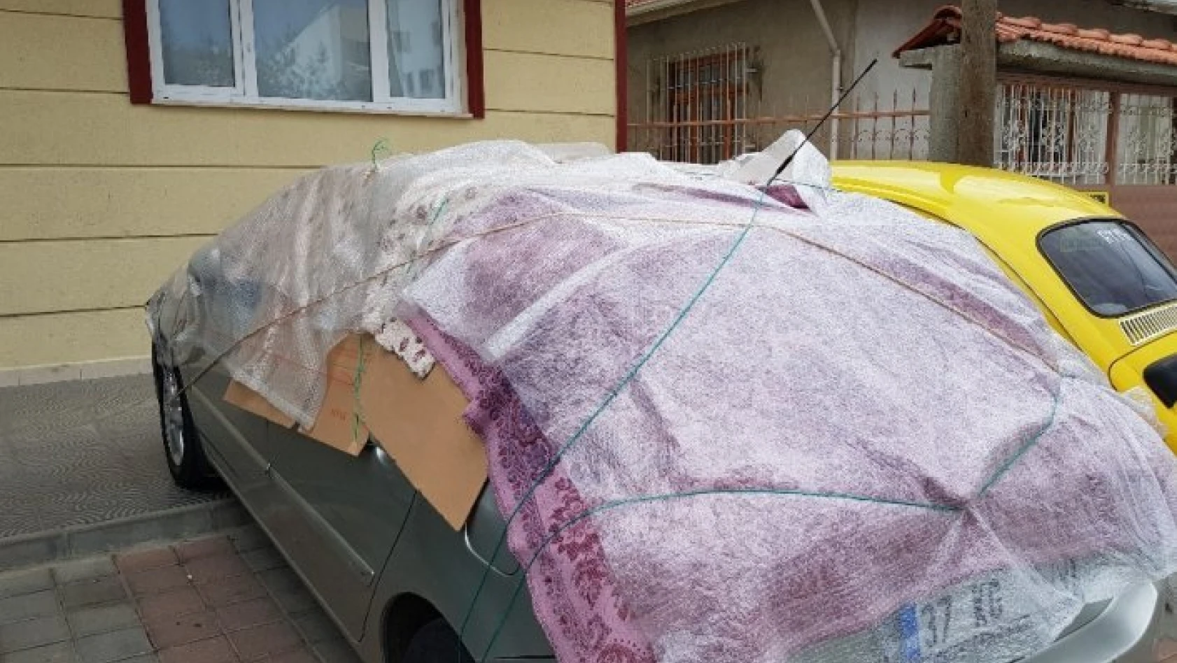 Tosya'da şiddetli dolu ve sağanak  yağış uyarısına karşı vatandaşlardan ilginç tedbir