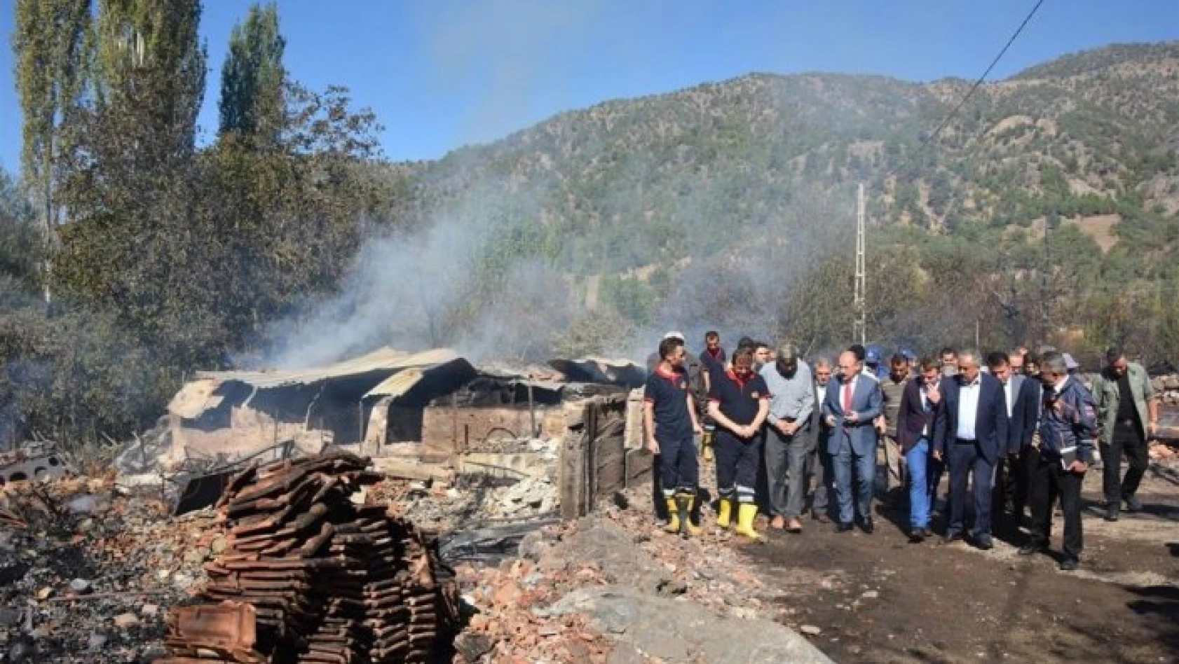 Vali Karadeniz, 9 evin yandığı köyde incelemelerde bulundu