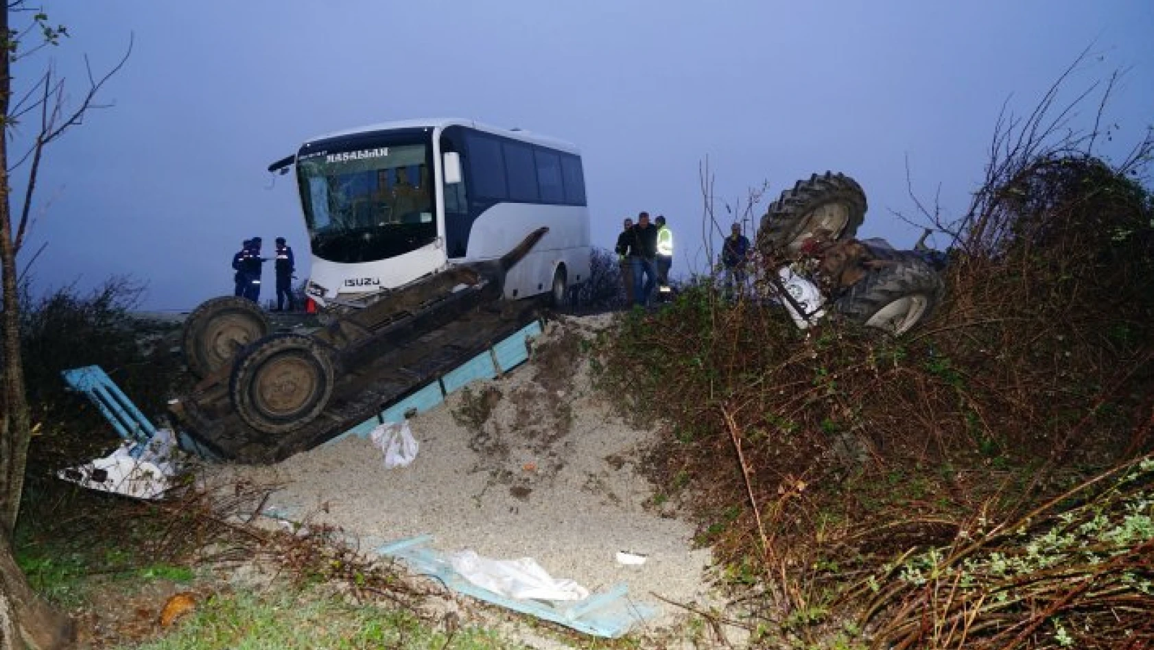 İşçileri taşıyan otobüs ile küspe yüklü traktör çarpıştı: 12 yaralı