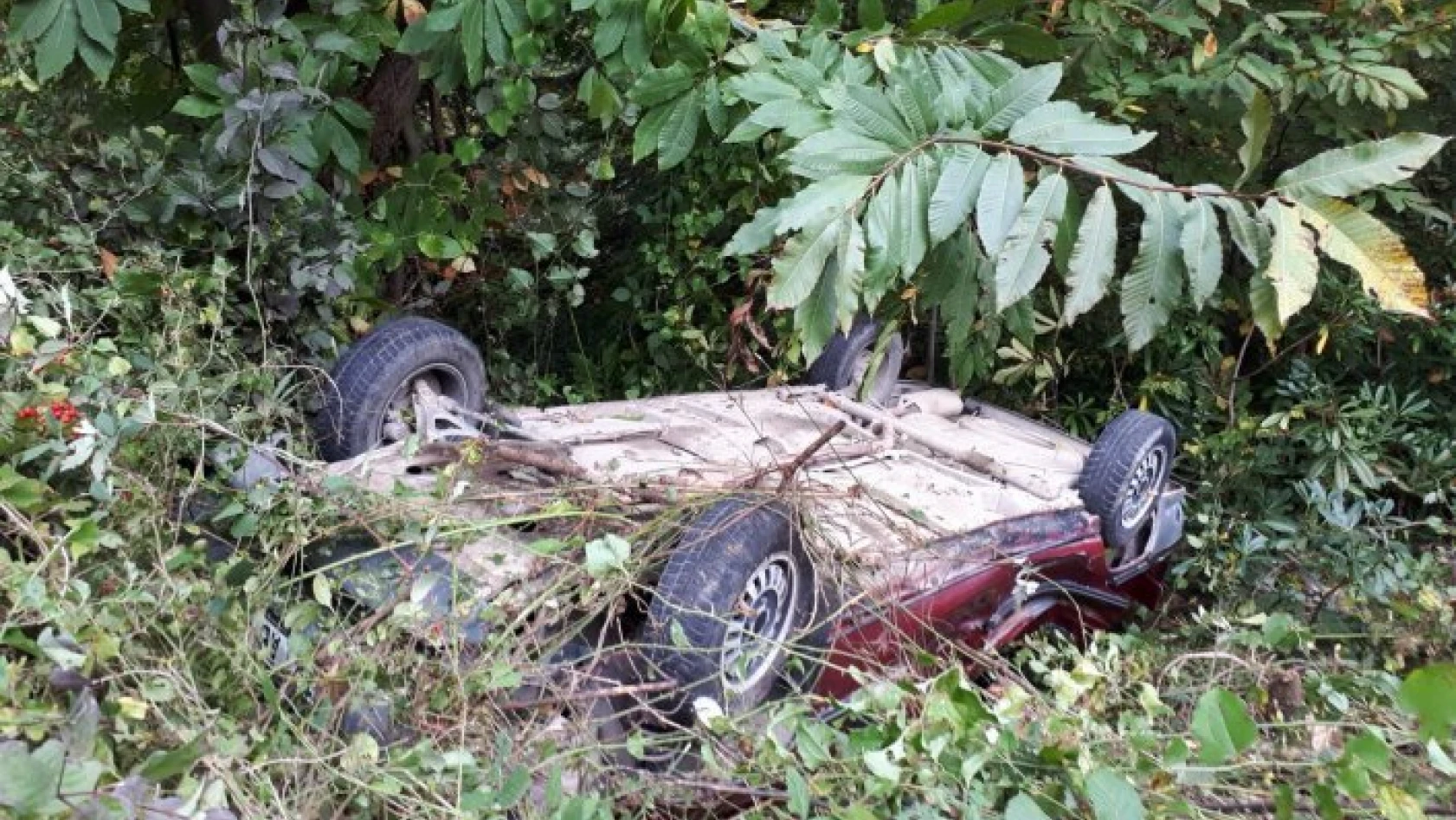 Kastamonu'da otomobil şarampole devrildi: 3 yaralı