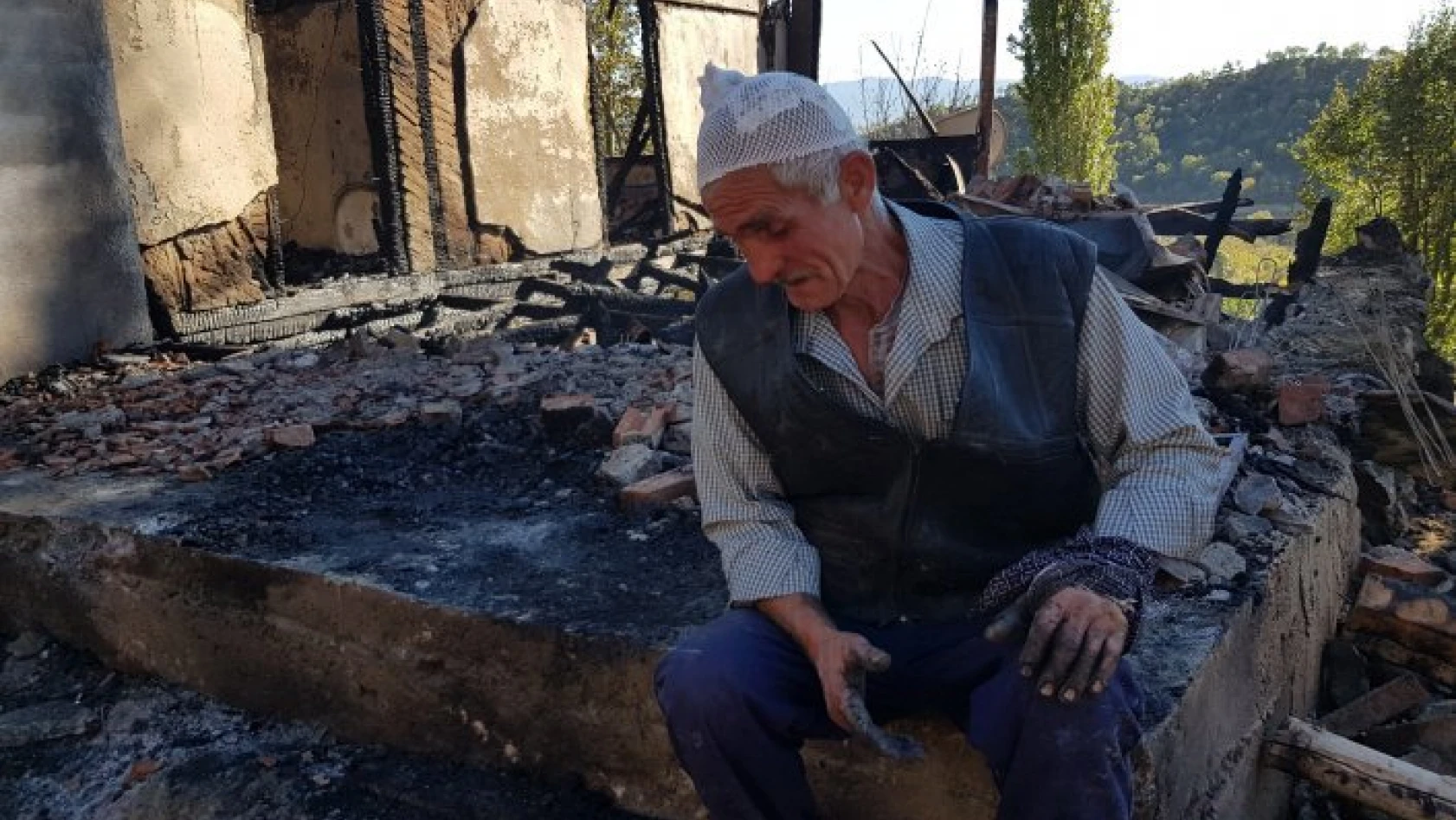 Tosya'da yangın: 2 katlı ev kullanılamaz hale geldi