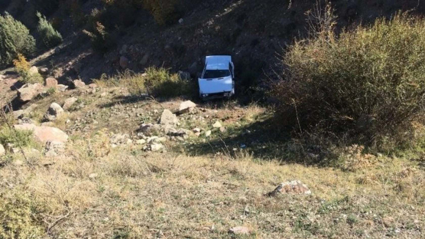 Yoldan çıkan otomobil uçuruma yuvarlandı