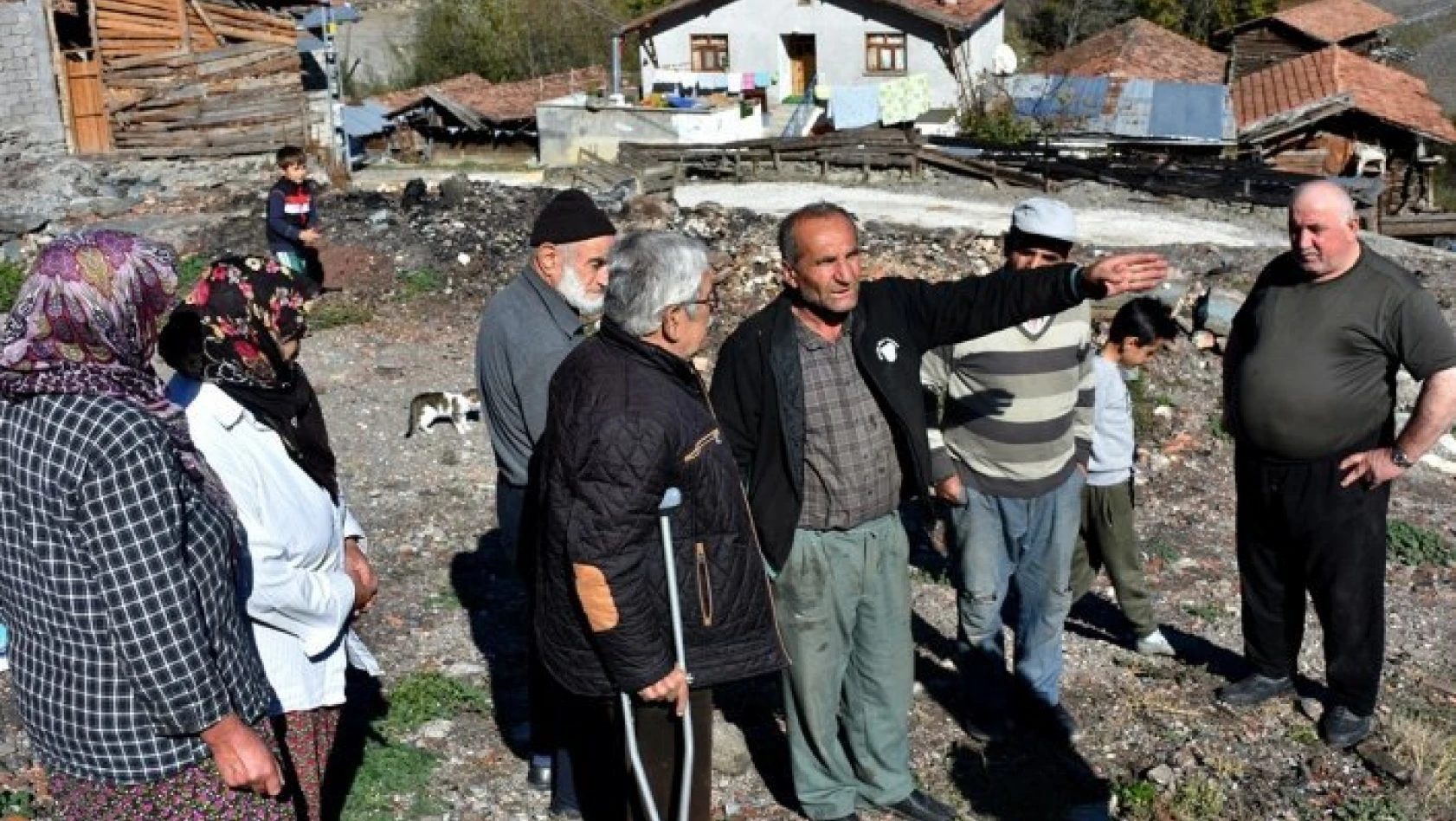 8 evin yandığı, 1 kişinin hayatını kaybettiği köyde, vatandaşlar kışa evsiz giriyor