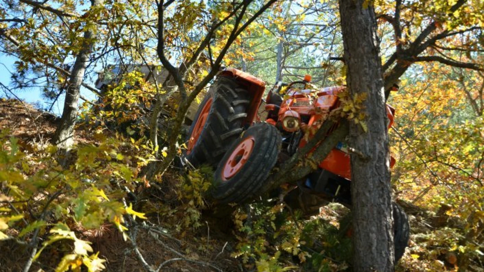 Freni tutmayan traktör çam ağacına çarptı: 2 yaralı