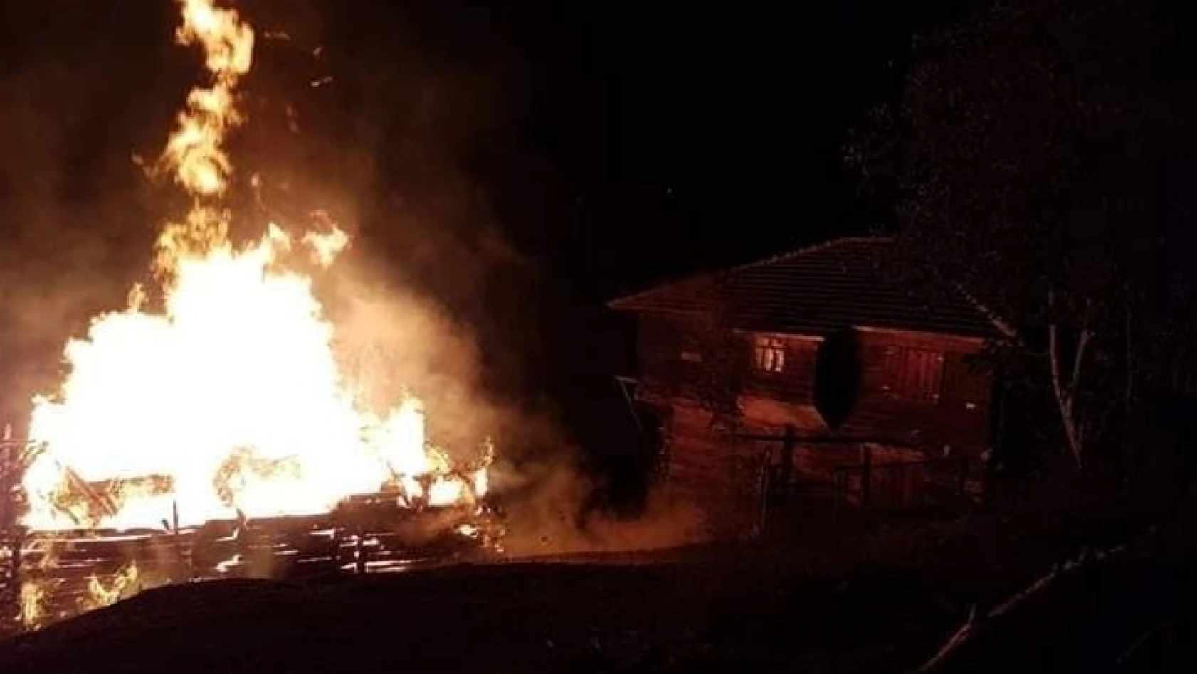 Pınarbaşı'da yangın: 1 ev kullanılamaz hale geldi