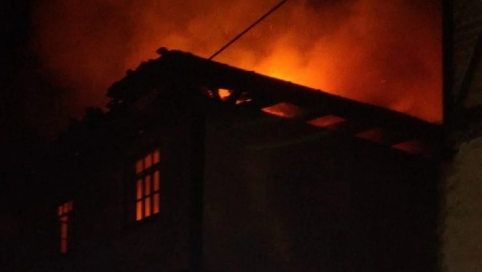 Tosya Karabey köyünde 2 katlı bir ev tamamen yandı