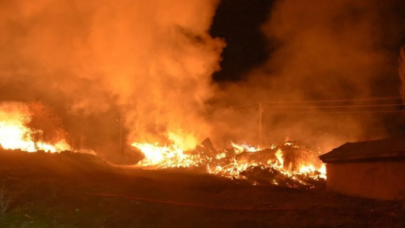 Tosya'da yangın: 3 ev, 6 ahır kül oldu