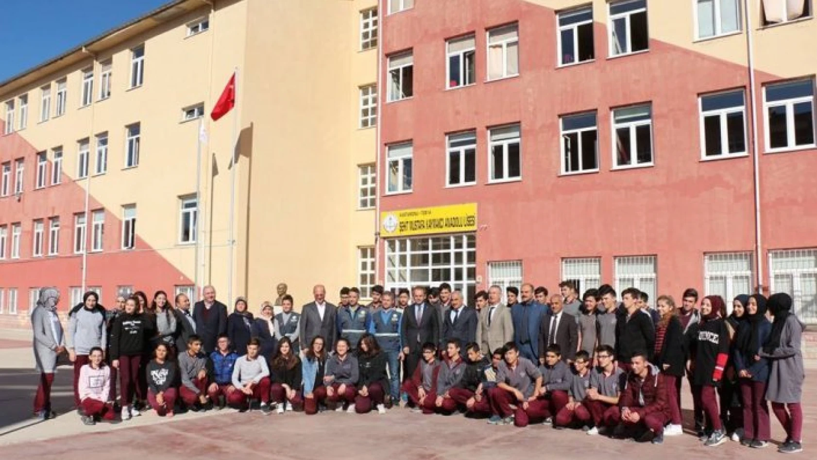 Tosya'da öğrenciler fidan dikti