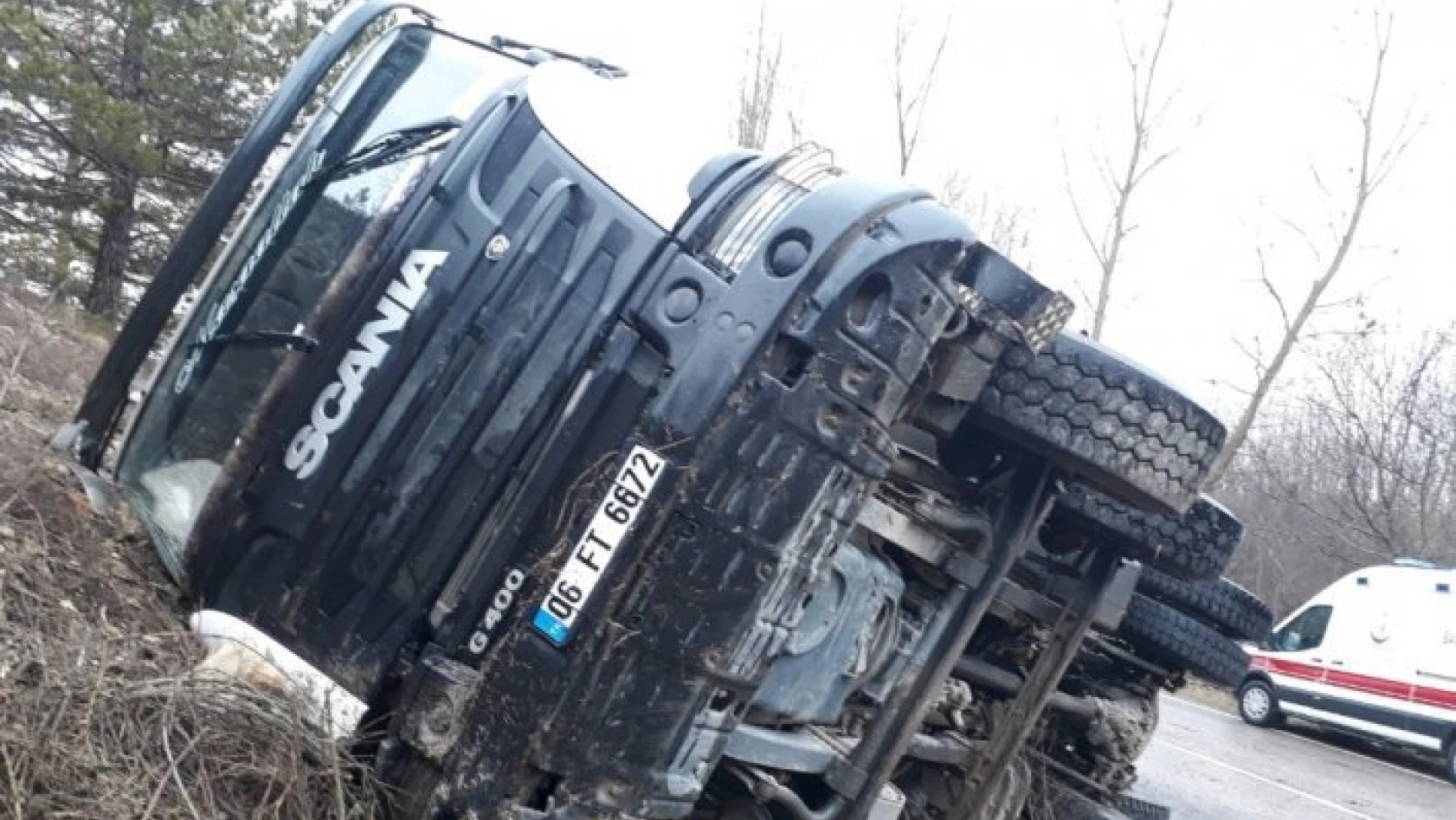 Kastamonu'da hafriyat kamyonu devrildi: 1 yaralı