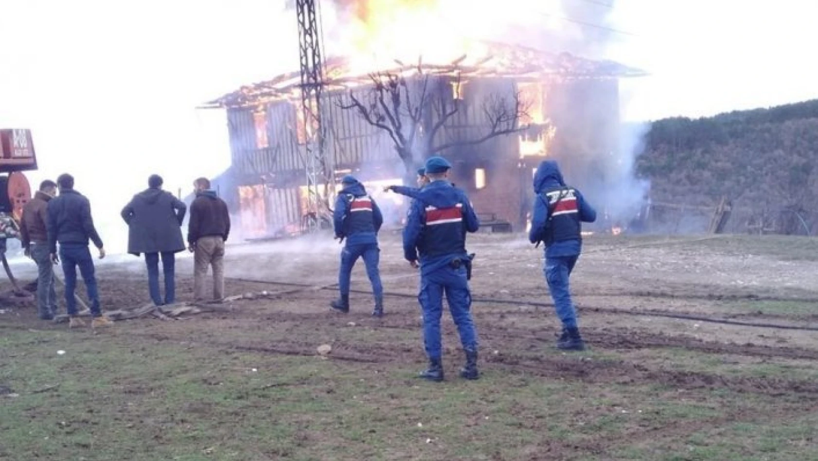 Kastamonu'da iki katlı ahşap ev tamamen yandı