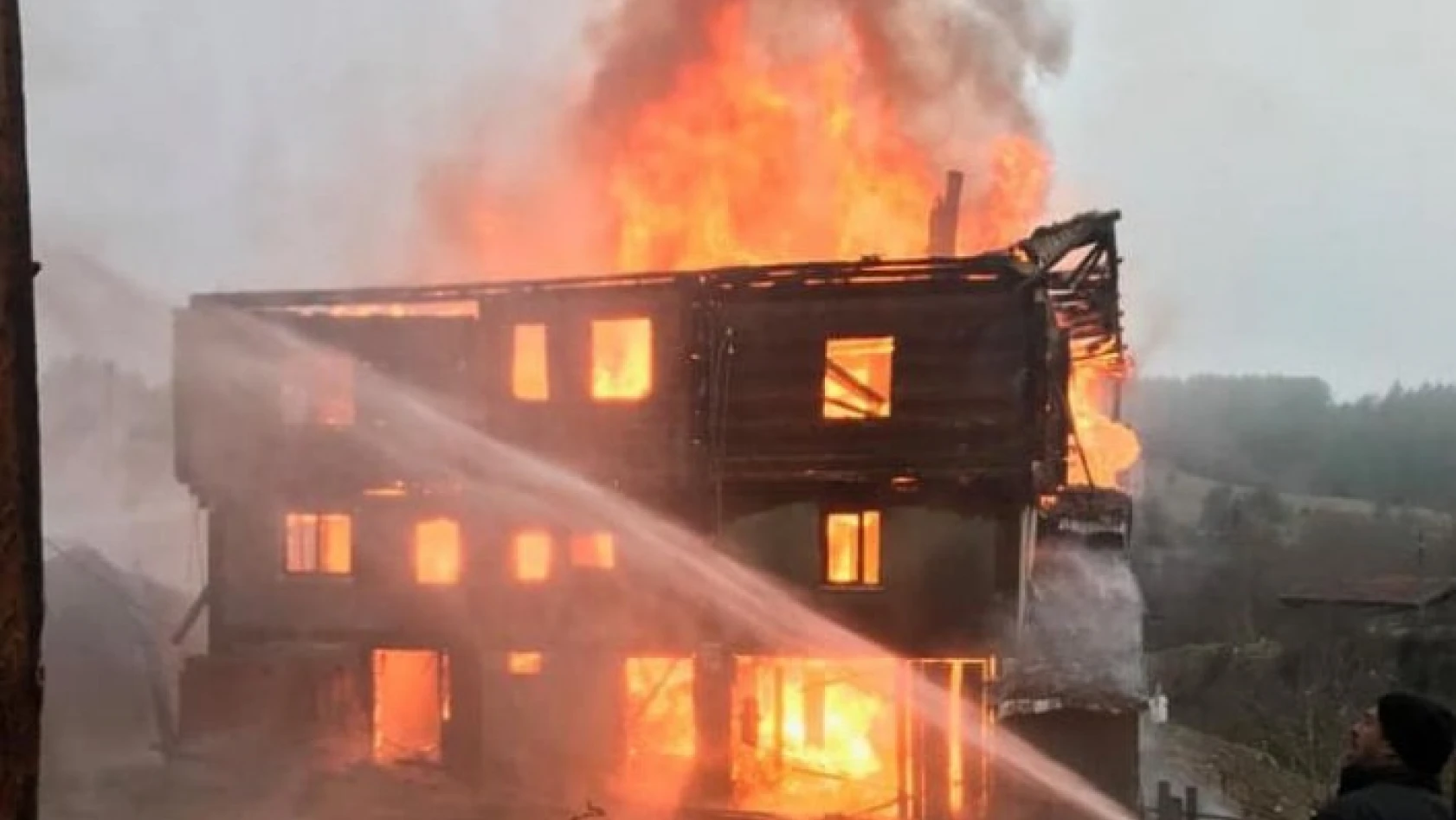 Taşköprü'de 3 katlı ahşap ev yandı