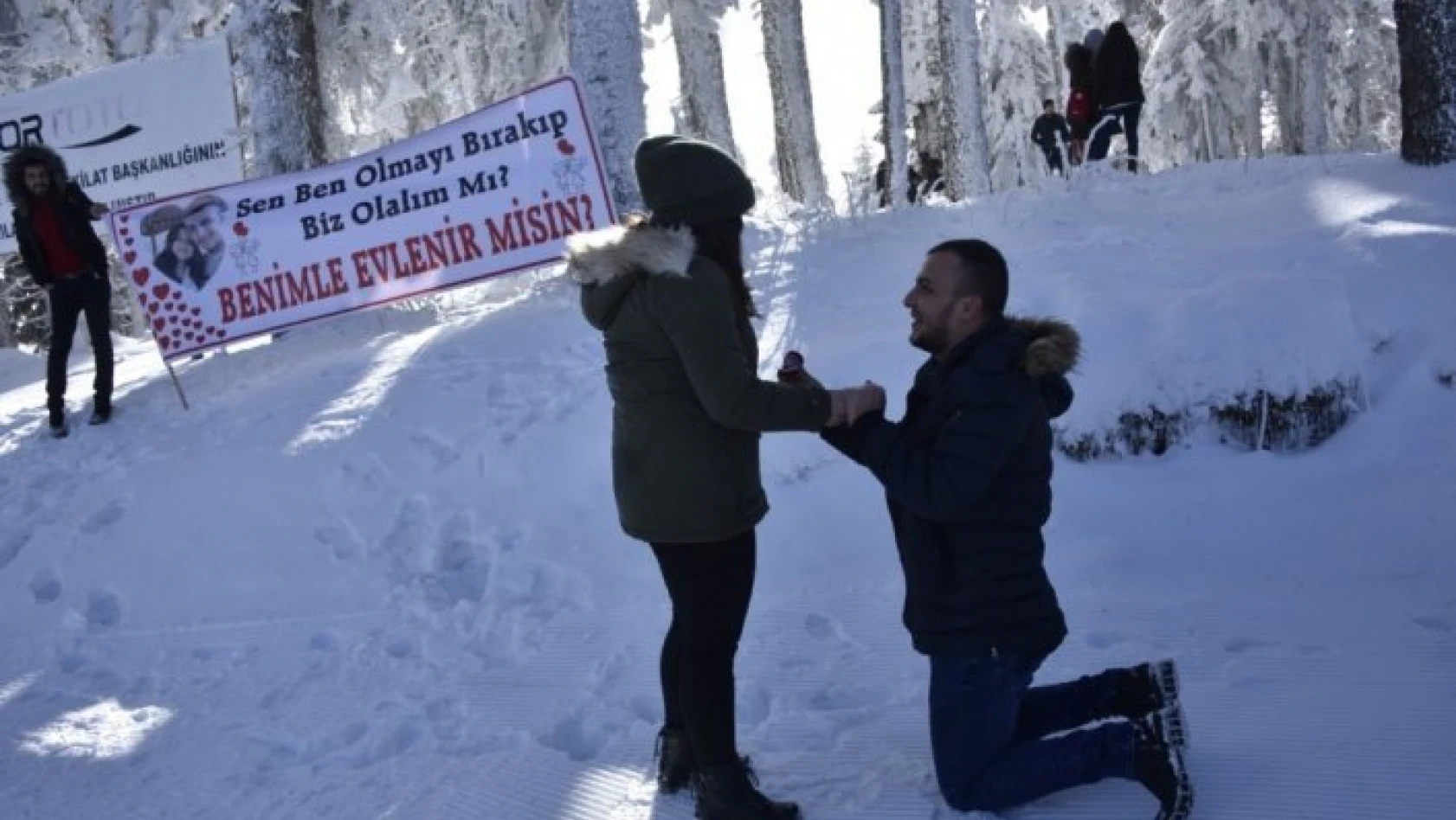 Uzman Çavuş'tan kar altında evlilik teklifi