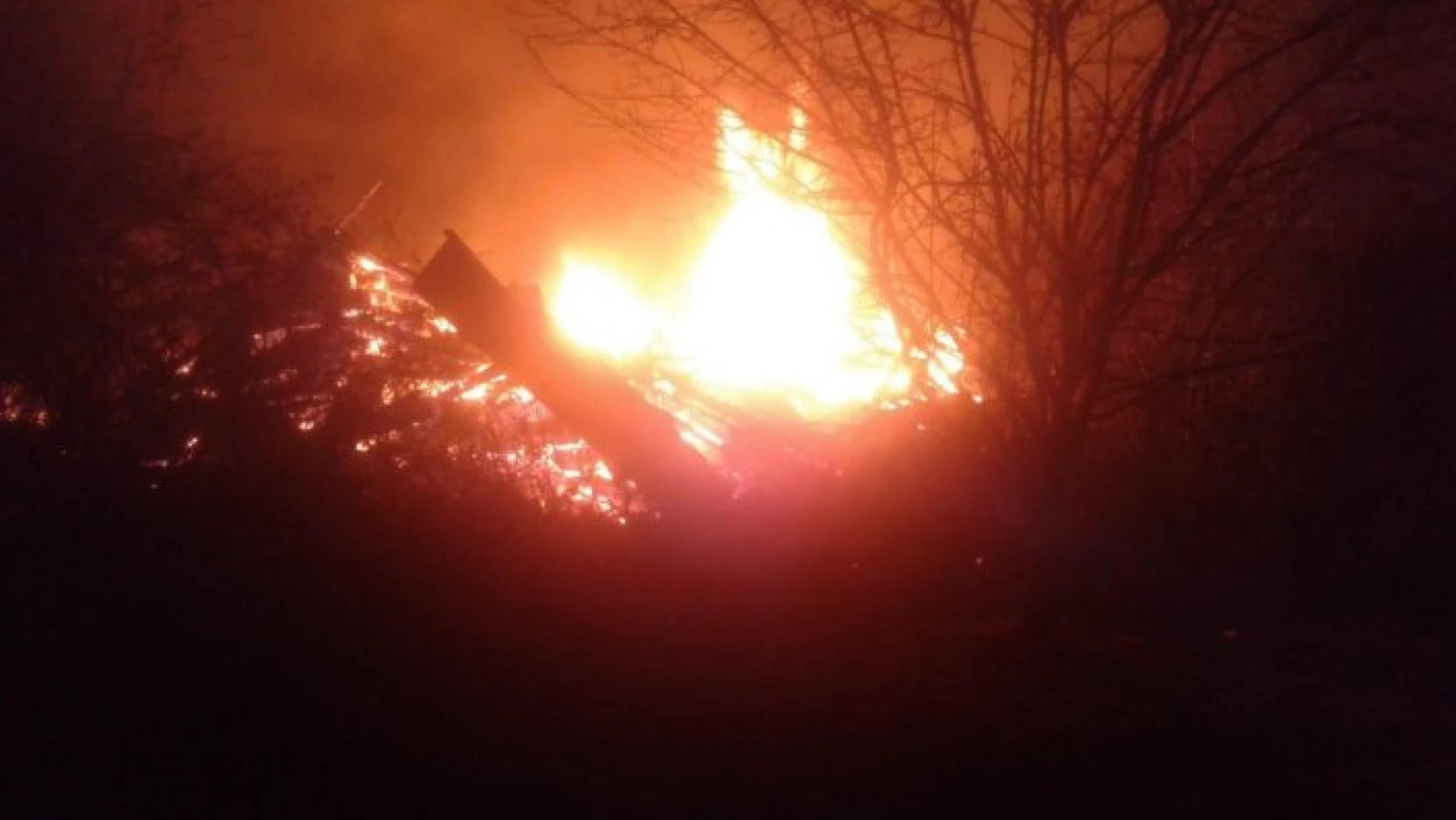 Hanönü'de yangın: Ahşap ev kullanılamaz hale geldi