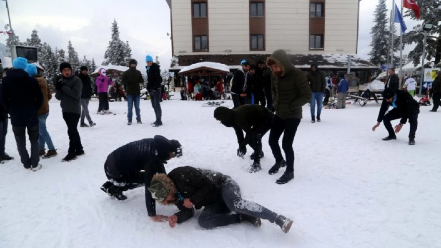 Ilgaz Dağı'nda öğrencilerin kar sevinci