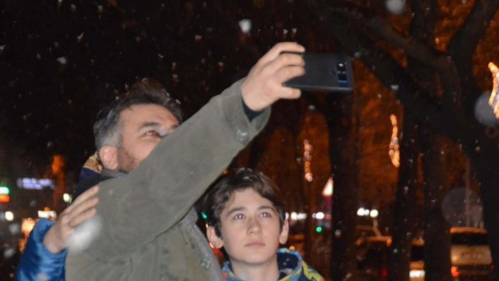 Kar yağmaya başladı, vatandaşlar cep telefonlarına sarıldı