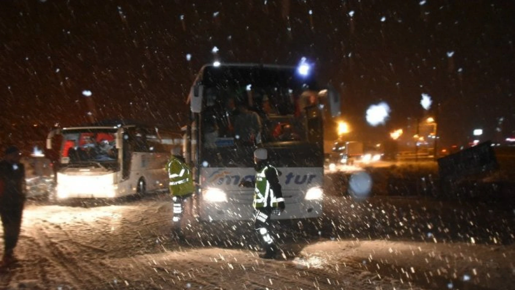 Tosya D-100 karayolu yoğun kar yağışı nedeniyle trafiğe kapatıldı