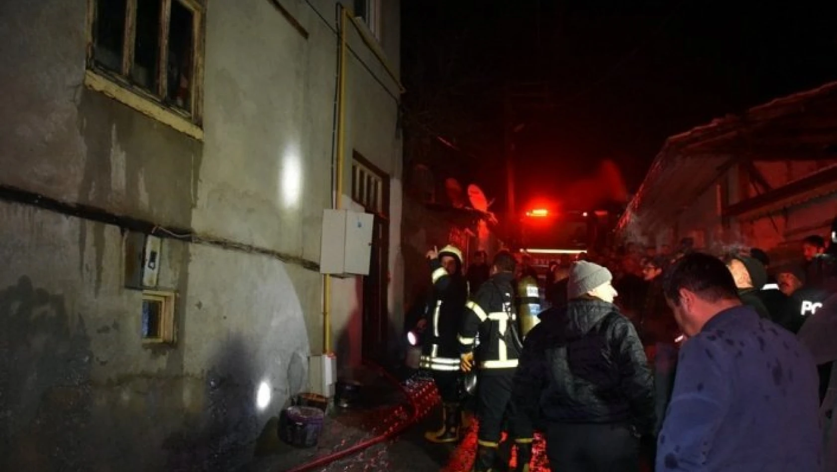 Tosya'da 10 kişinin yaşadığı evde yangın