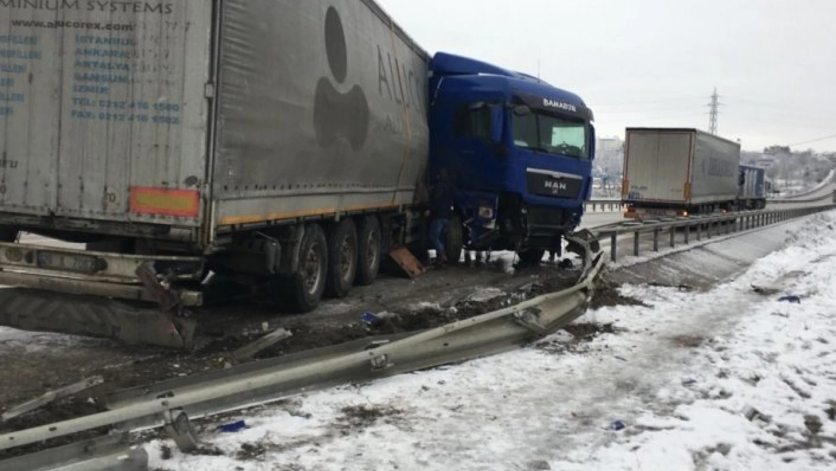 Tosya'da kar ve sis sonrası maddi hasarlı trafik kazası meydana geldi