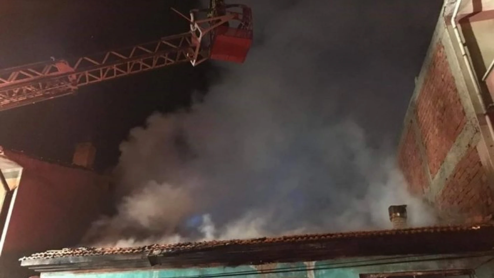 7 kişinin yaşadığı ahşap ev, yangında kül oldu