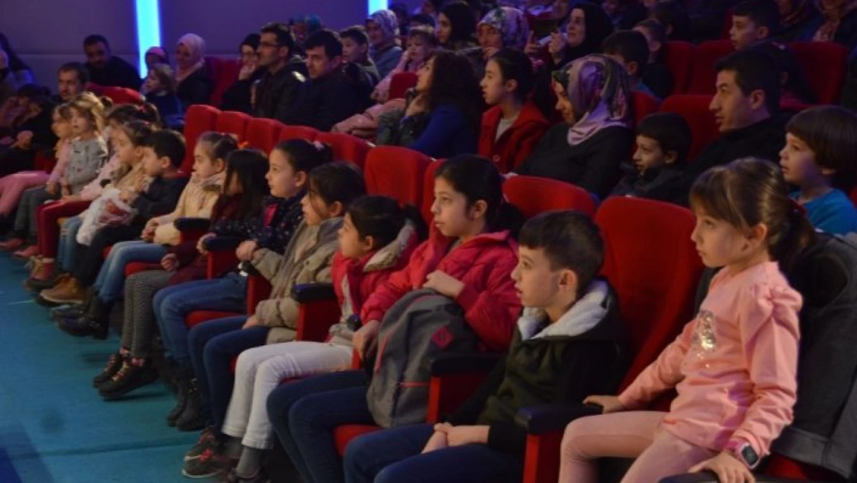 'Başa Bela Mikroplar' adlı tiyatro oyununa çocuklar yoğun ilgi gösterdi