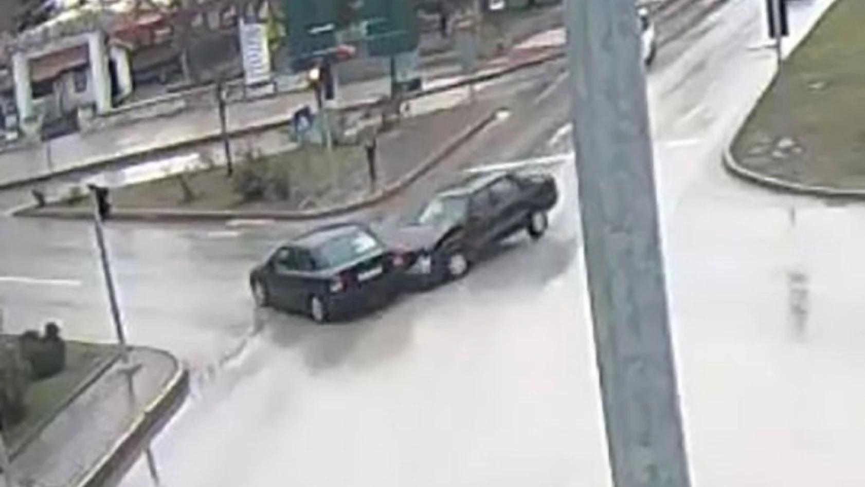 Kırmızı ışıkta geçen sürücünün sebebiyet verdiği kaza, MOBESE kamerasında!
