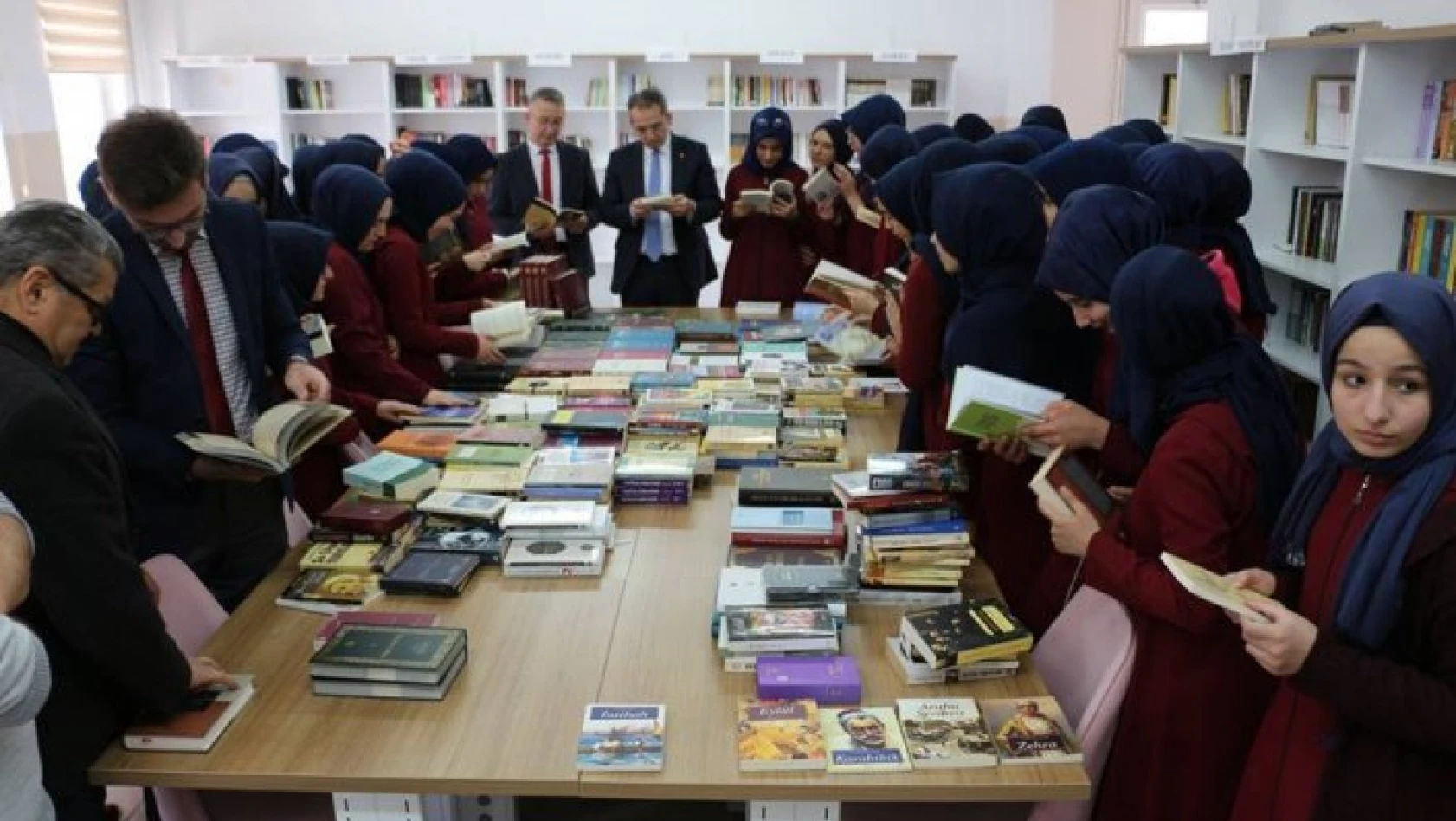 'Kütüphanesiz okul, kitapsız öğrenci kalmasın' kampanyası