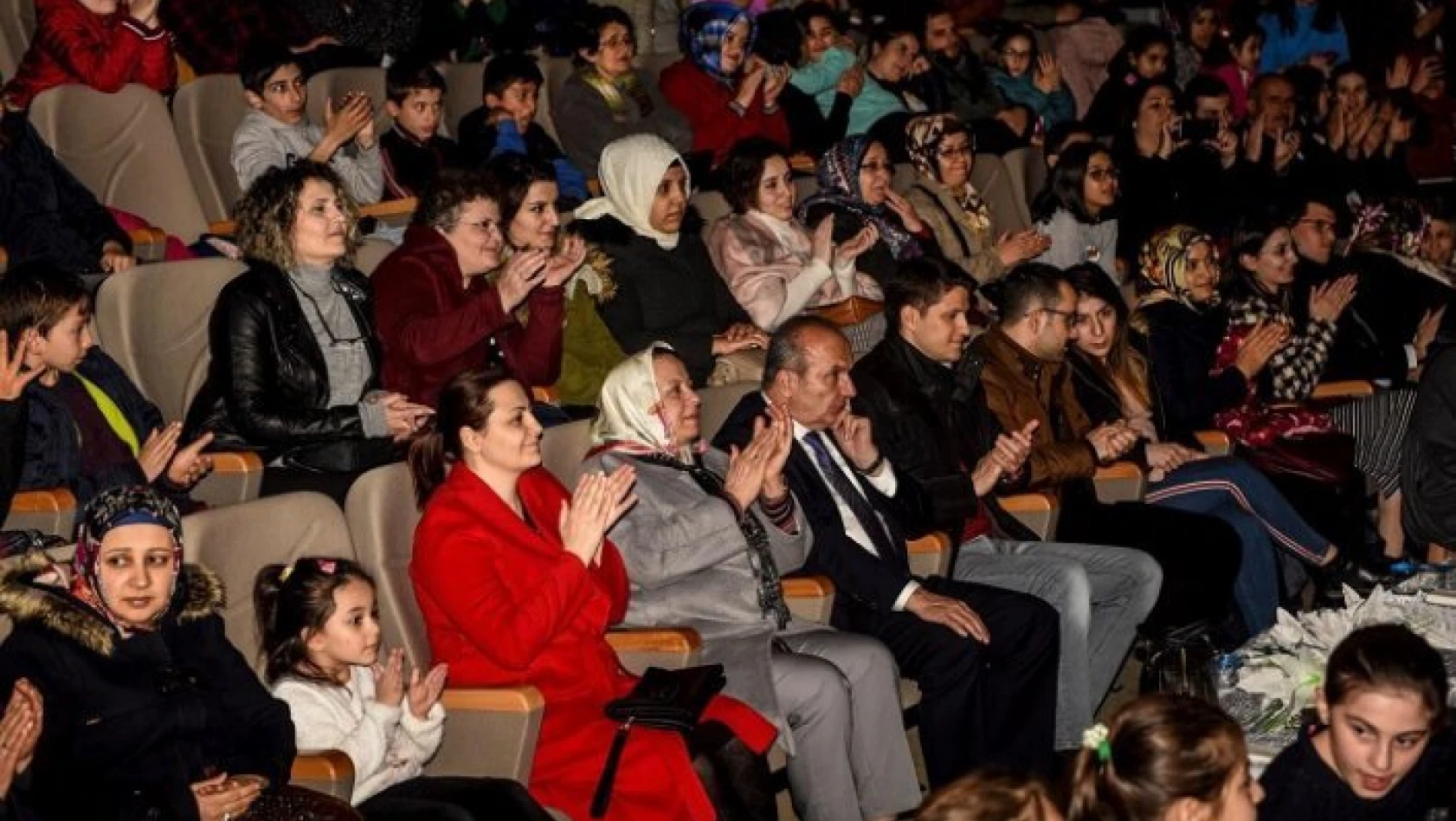 Taşköprü'de Kılçık Kabare Komedi Oyunu'na büyük ilgi