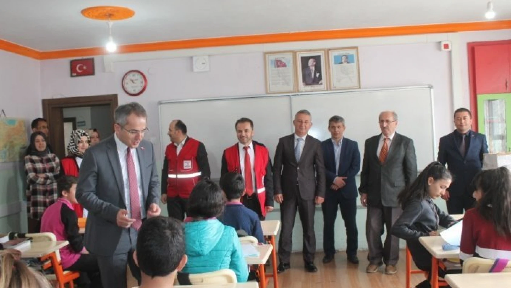 Kızılay, Tosya'da öğrencilere diş fırçası ve macun dağıttı