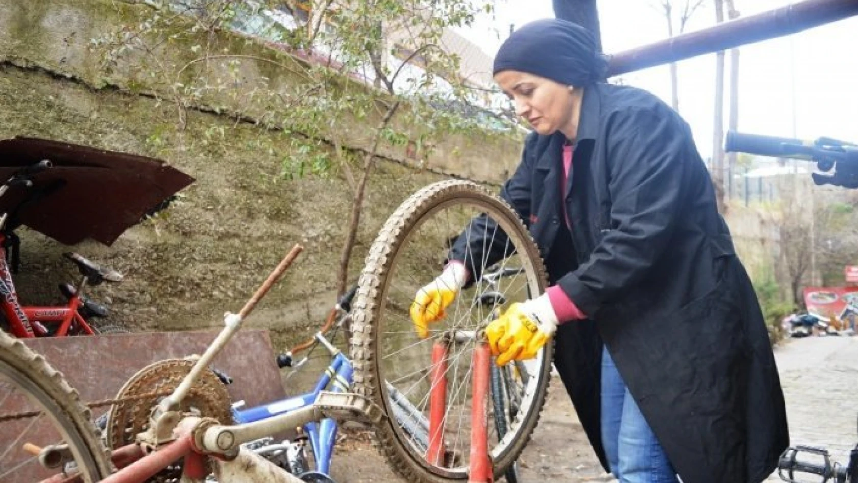 Bisiklet tamiri için eşine yardımcı olan kadın, usta oldu